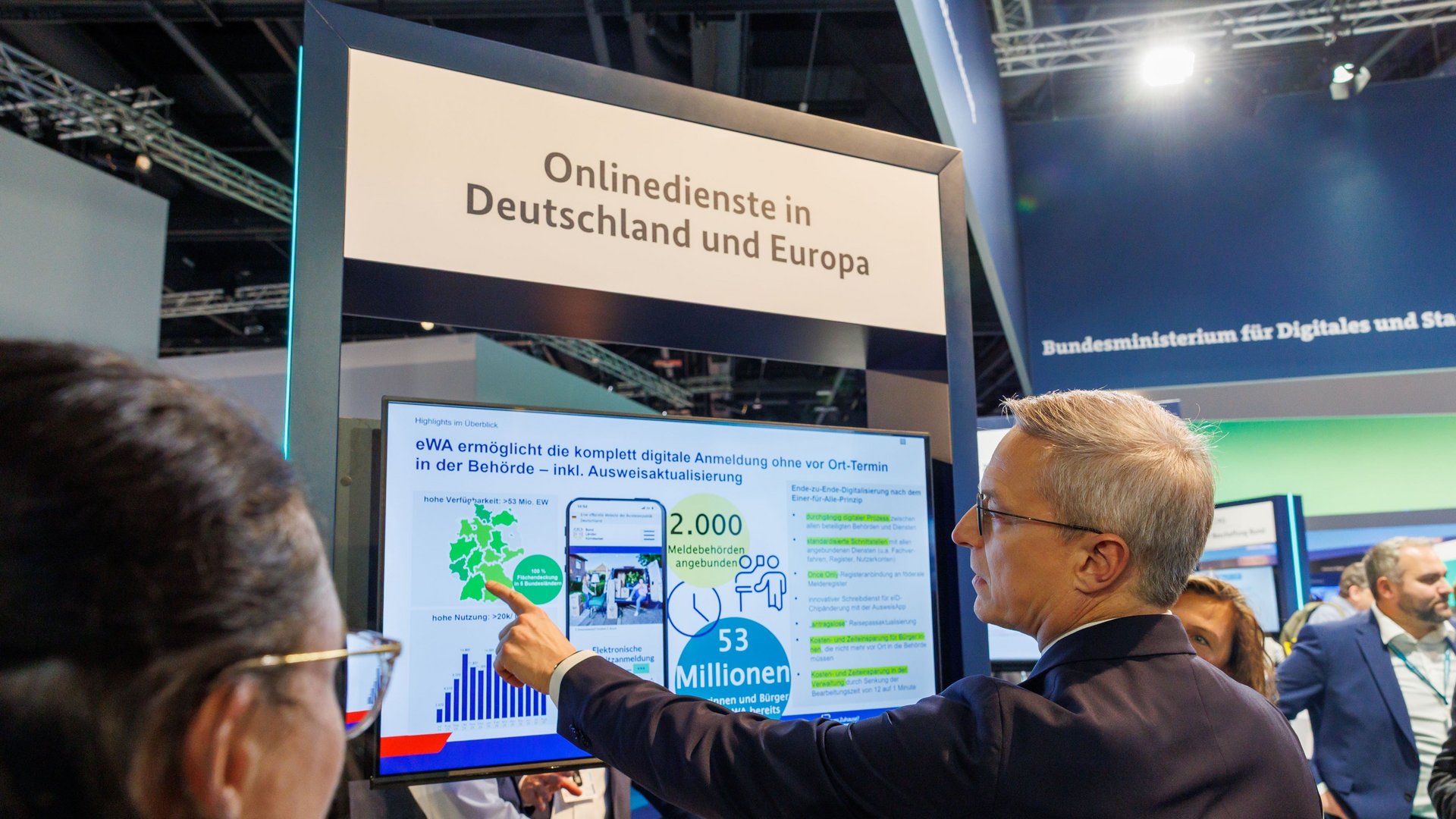 Digitalminister Wildberger erkundigt sich bei seinem Besuch auf der Smart Country Convention zum eWA-Onlinedienst.