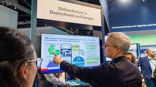 Digitalminister Wildberger erkundigt sich bei seinem Besuch auf der Smart Country Convention zum eWA-Onlinedienst.