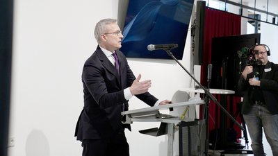 Digitalminister Karsten Wildberger eröffnete die Veranstaltung mit einem Grußwort. 
