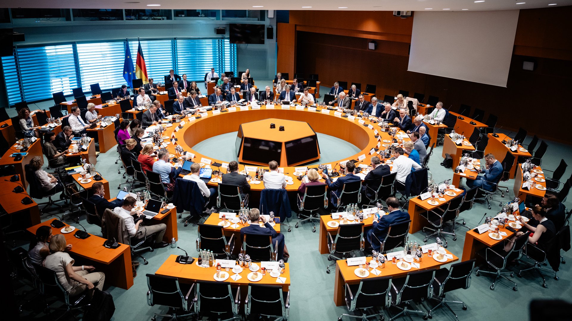 Blick auf den gefüllten Sitzungssaal der Ministerpräsidentenkonferenz