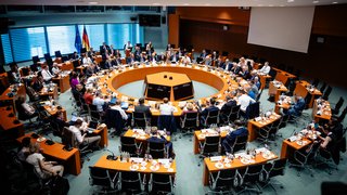 Blick auf den gefüllten Sitzungssaal der Ministerpräsidentenkonferenz
