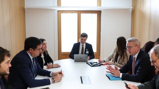 Die Digitalminister Óscar López Águeda, Spanien, und Karsten Wildberger, Deutschland, im bilateralen Gespräch am Rande des TK-Rats. 