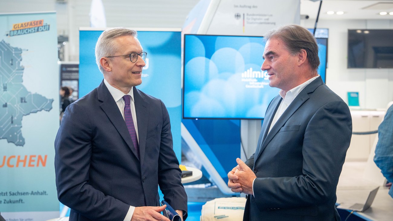 Bundesdigitalminister Dr. Karsten Wildberger und weitere Personen an einem Messestand der ANGA COM