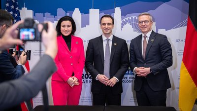 Foto vor der G7-Pressewand (von links): Ministerin Dorothee Bär, Micheal Kratsios (USA) und Karsten Wildberger.