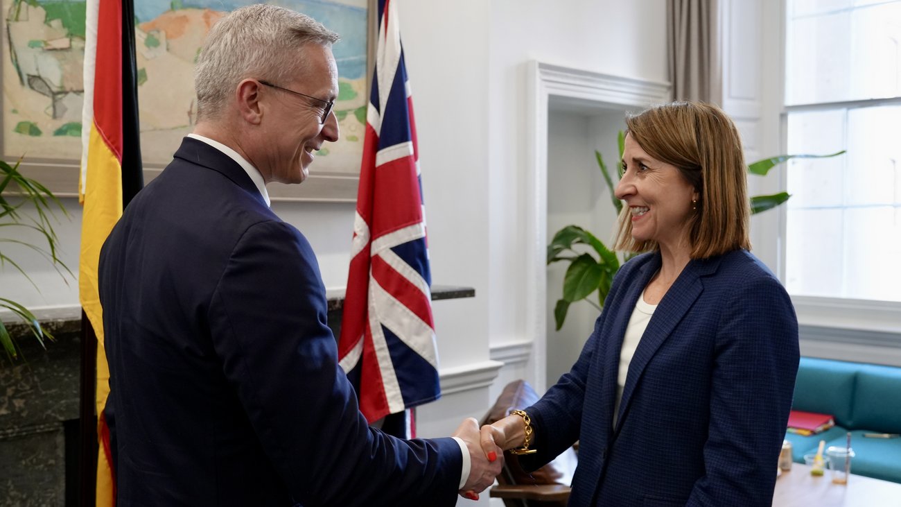 Bundesdigitalminister Dr. Karsten Wildberger reicht seiner britischen Amtskollegin Elizabeth Kendall die Hand