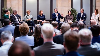 Paneldiskussion zwischen Prof. Dr. Dorothea Kübler, Frank Doods, Dr. Franziska Brantner, Philipp Amthor, Tanja Gönner, Dr. Jörg Semmler, Lena-Sophie Müller und der Moderatorin