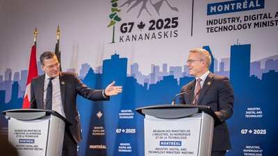 Evan Solomon, kanadischer Minister für Künstliche Intelligenz und Digitale Innovation, und Bundesminister Karsten Wildberger geben eine Pressekonferenz.