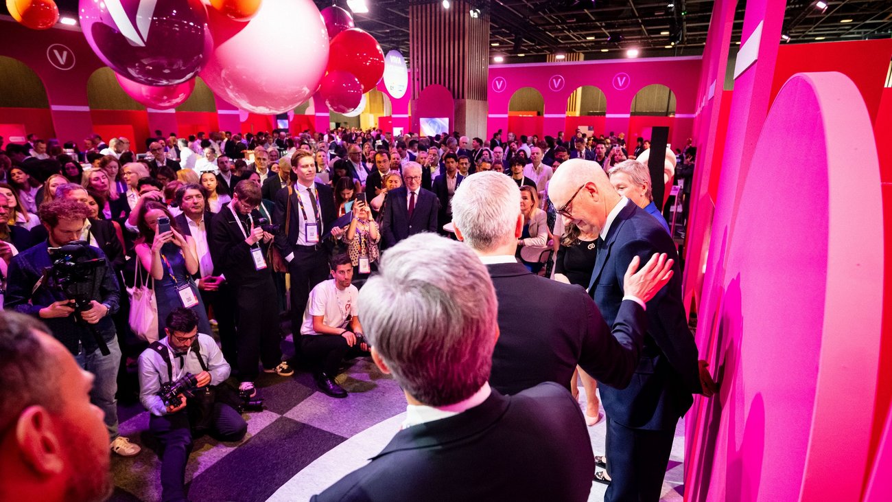 Digitalminister Wildberger, der französische Wirtschaftsminister Lescure und die französischen Unternehmer Maurice Lévy und Bernard Arnault auf einer Messebühne vor Publikum