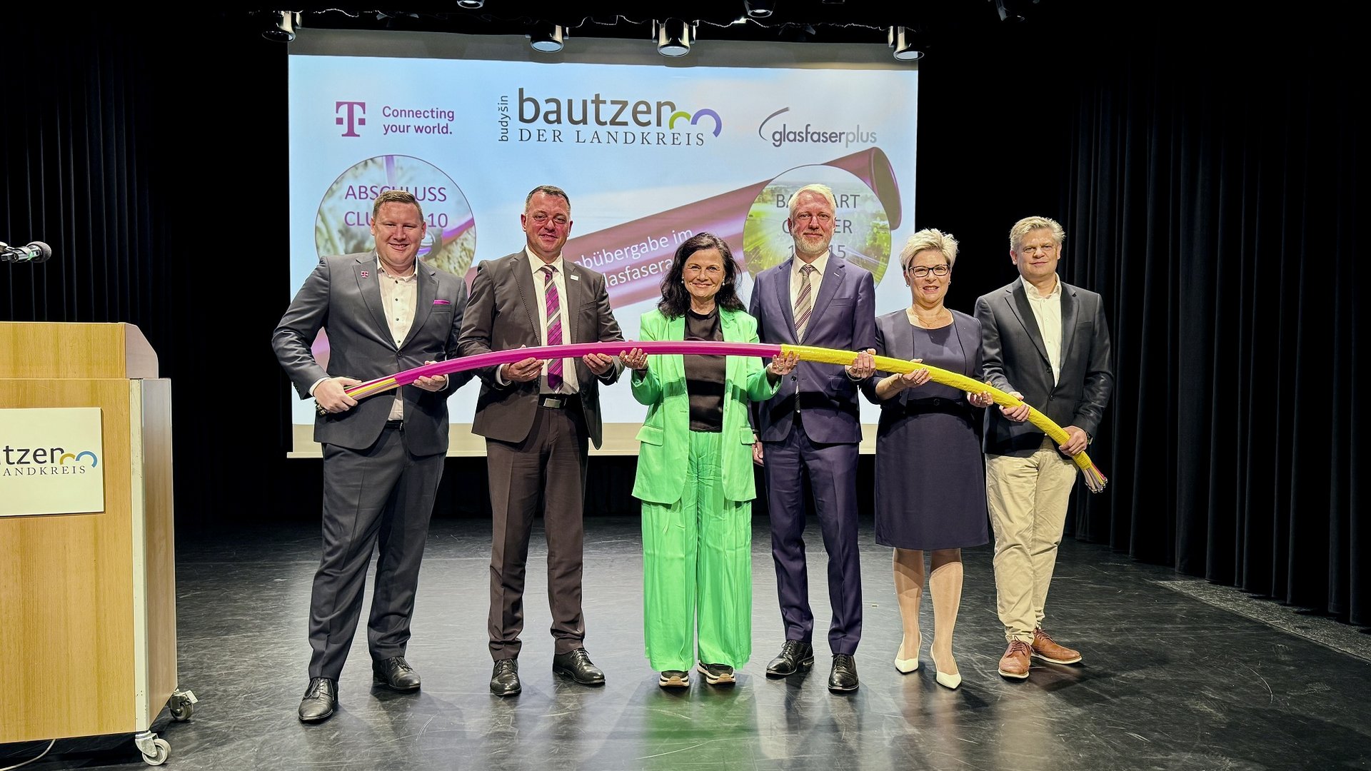 Axel Wenzke (Telekom), Landrat Udo Witschas, Parlamentarische Staatssekretärin Gitta Connemann, Staatssekretär Sebastian Scheel, Beigeordnete Dr. Romy Reinisch und Jens-Olaf Berwig (GlasfaserPlus)