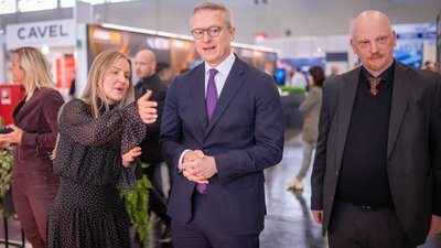 Bundesdigitalminister Dr. Karsten Wildberger und weitere Personen auf einem Rundgang über die ANGA COM