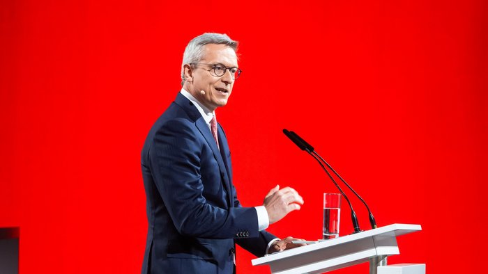 Dr. Karsten Wildberger steht an einem Rednerpult und hält eine Rede.