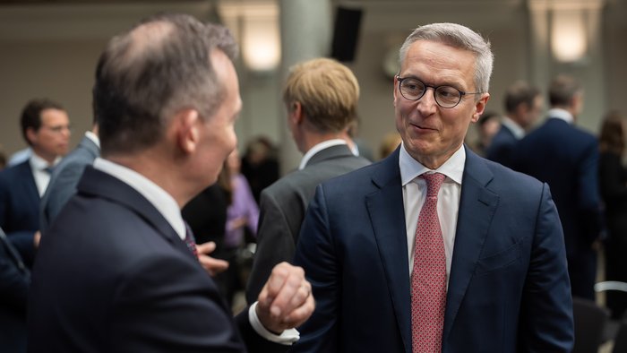Der neue Bundesminister Dr. Karsten Wildberger unterhält sich mit Vorgänger Volker Wissing.