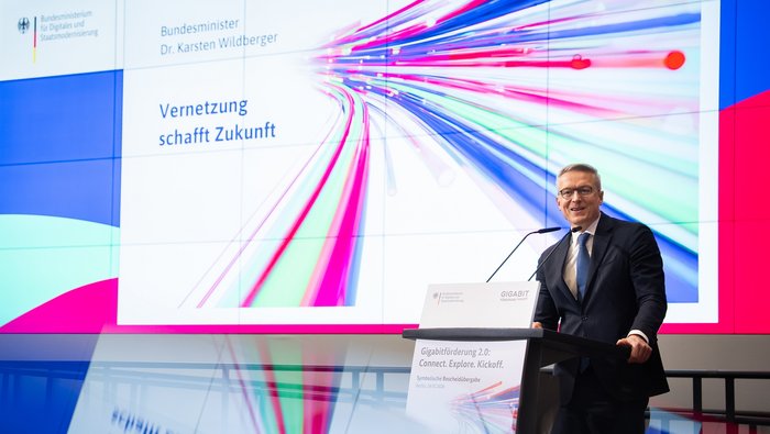 Digitalminister Dr. Karsten Wildberger am Rednerpult auf der Gigabitförderung 2.0