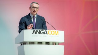 Bundesdigitalminister Dr. Karsten Wildberger am Rednerpult der ANGA COM