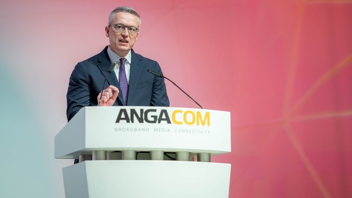 Bundesdigitalminister Dr. Karsten Wildberger am Rednerpult der ANGA COM