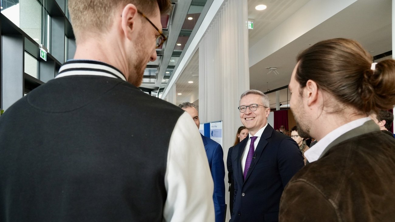 Dr. Karsten Wildberger, Bundesminister für Digitales und Staatsmodernisierung, im Austausch mit Teilnehmern der Auftaktveranstaltung