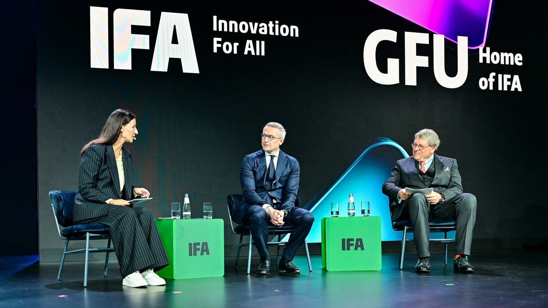 Pinar Atalay, Dr. Karsten Wildberger und Dr. Reinhard Zinkann im Gespräch auf einer IFA-Bühne