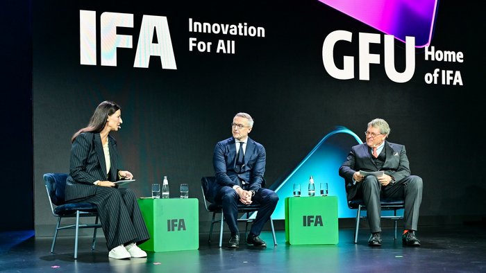 Pinar Atalay, Dr. Karsten Wildberger und Dr. Reinhard Zinkann im Gespräch auf einer IFA-Bühne