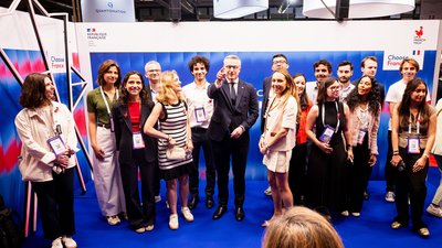 Digitalminister Wildberger mit mehreren Personen an einem Messestand der VivaTech 2026
