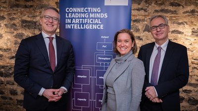 Karsten Wildberger (links) und Julien Billot (rechts) mit Frau in der Mitte.