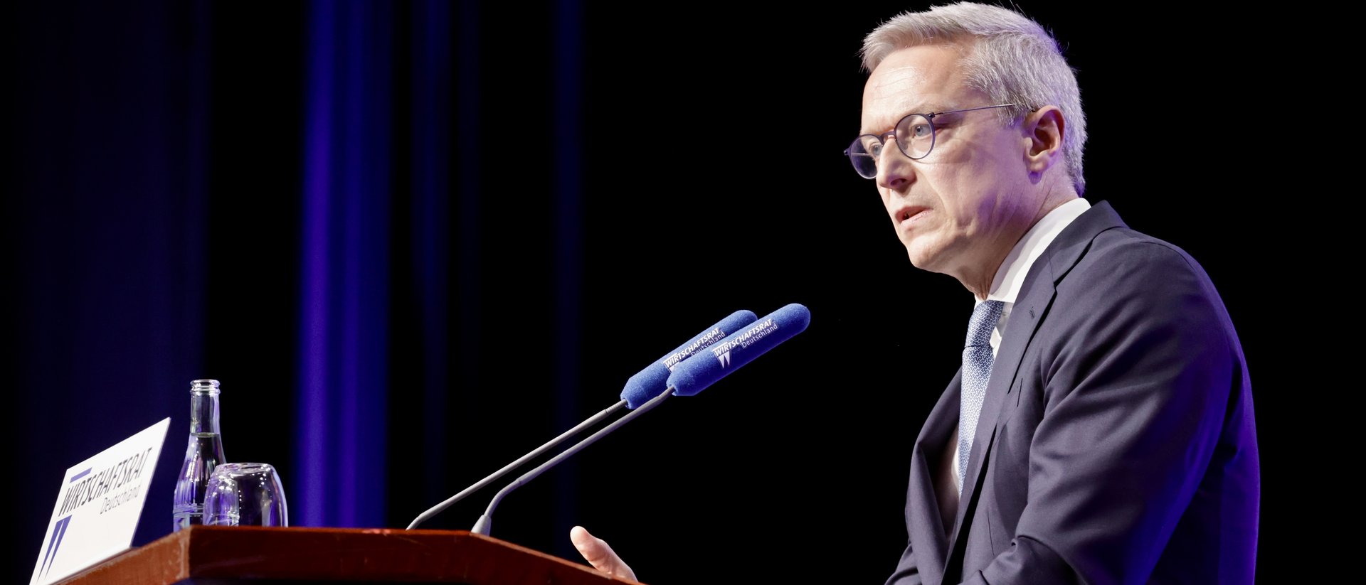 Dr. Wildberger bei seiner Rede auf dem Wirtschaftstag 2025 in Berlin am Rednerpult
