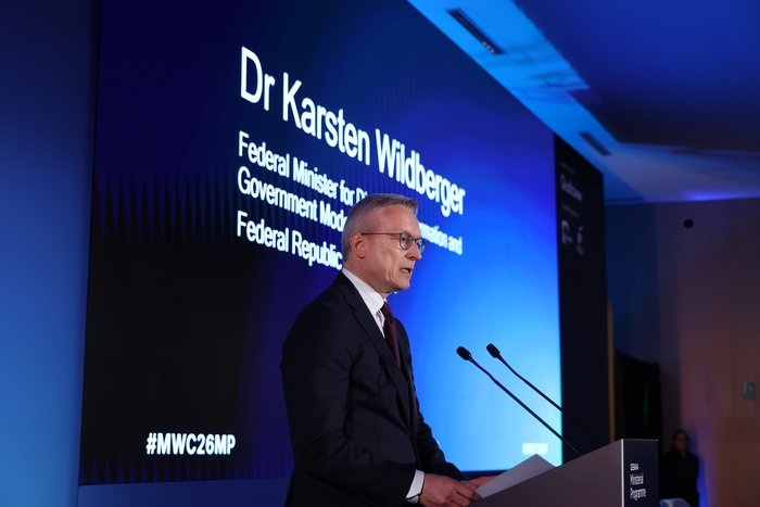 Karsten Wildberger auf der Bühne bei seiner Keynote beim MWC in Barcelona. 