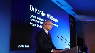 Karsten Wildberger auf der Bühne bei seiner Keynote beim MWC in Barcelona. 
