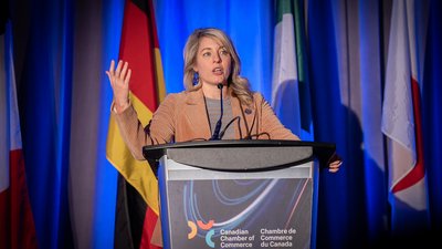 Die kanadische Ministerin Mélanie Joly am Sprecherpult