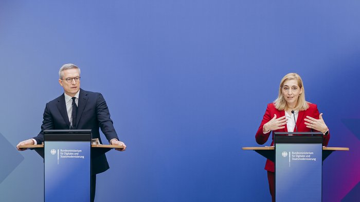 Karsten Wildberger im Anzug am Rednerpult vor der BMDS-Pressewand.