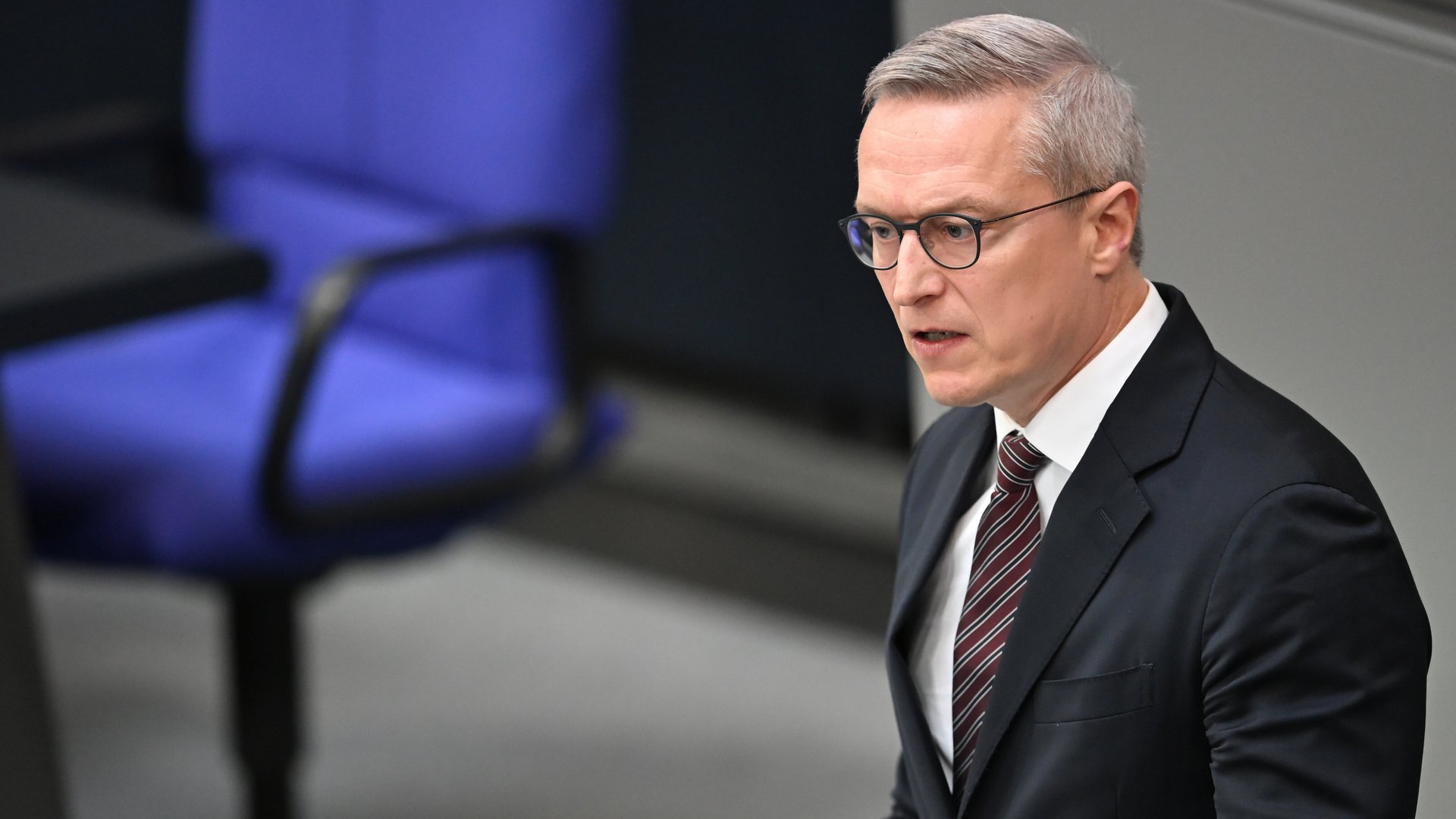 Dr. Karsten Wildberger, Bundesminister für Digitales und Staatsmodernisierung, am Rednerpult des Deutschen Bundestages
