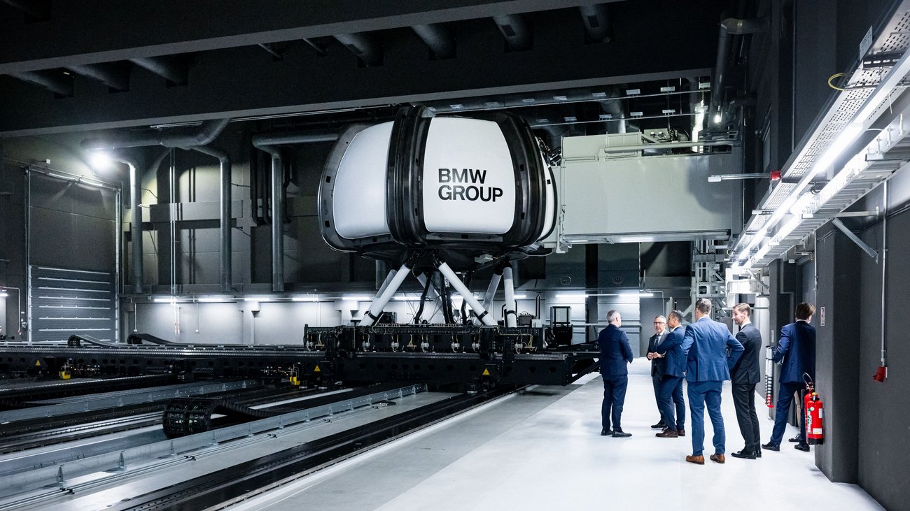 Karsten Wildberger zu Bsesuch im Future Lab von BMW.