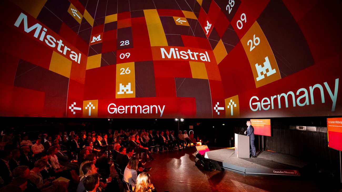 Festsaal mit großem Publikum und dem Schriftzug "Mistral Germany"