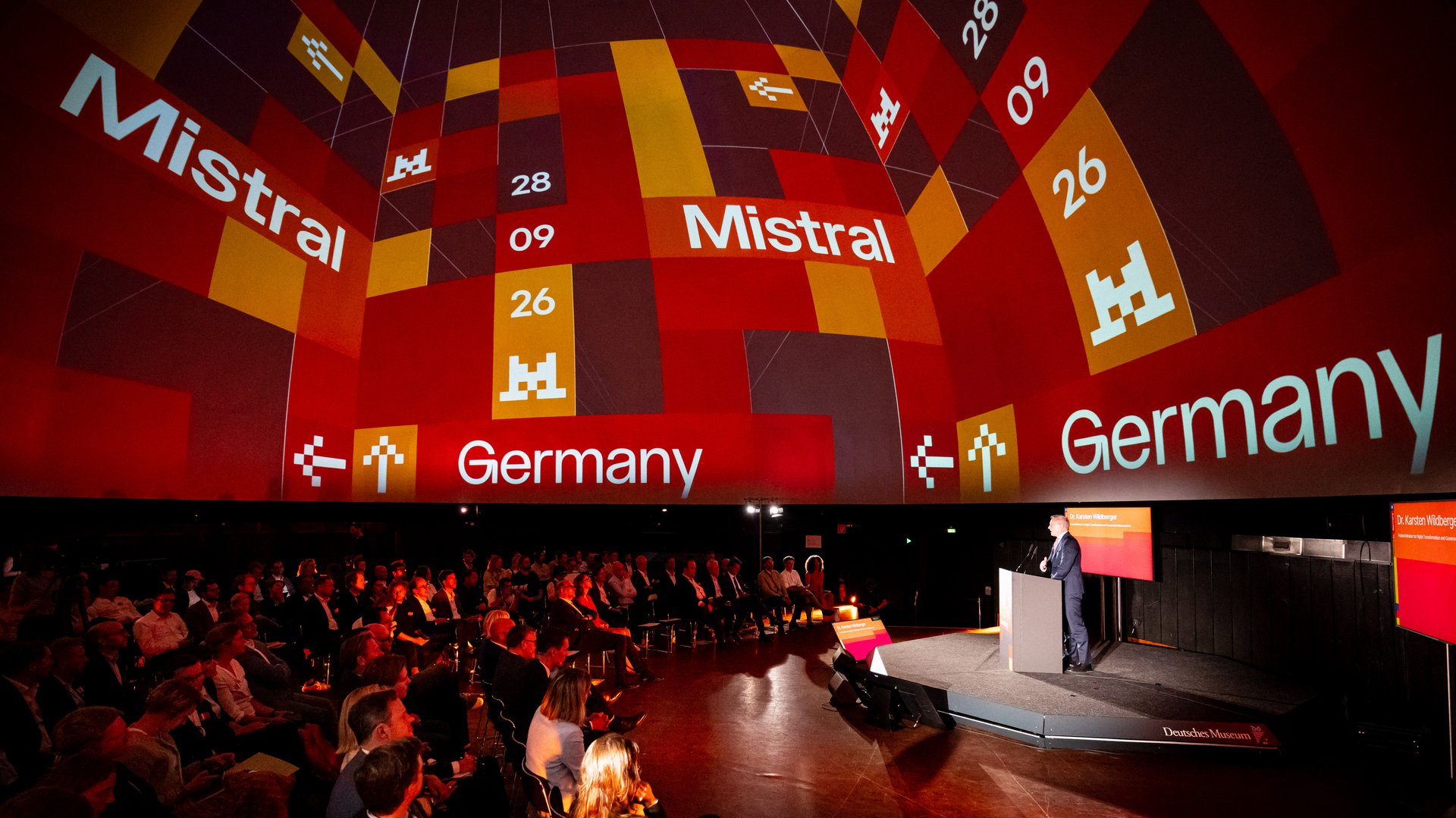 Festsaal mit großem Publikum und dem Schriftzug "Mistral Germany"