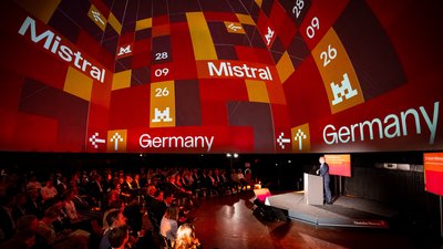 Festsaal mit großem Publikum und dem Schriftzug "Mistral Germany"
