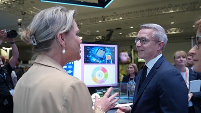 Am Stand vom Forschungszentrum Jülich begrüßte Karsten Wildberger die niederländische Wissenschaftsministerin Rianne Letschert.