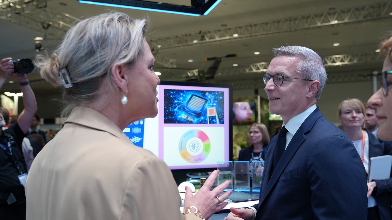 Am Stand vom Forschungszentrum Jülich begrüßte Karsten Wildberger die niederländische Wissenschaftsministerin Rianne Letschert.