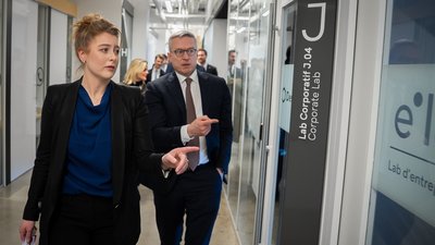 Karsten Wildberger wird zu einem Projektraum geführt. 