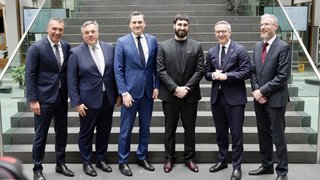 Gruppenfoto von Christian Müller und Rolf Schumann, Evan Solomon, Aidan Gomez, Bundesdigitalminister Dr. Karsten Wildberger, Samuel Weinbach.
