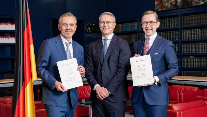 Die neuen Staatssekretäre Philipp Amthor und Thomas Jarzombek zeigen Ernennungsurkunde neben Karsten Wildberger.