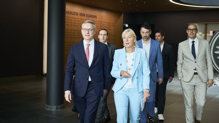 Bundesdigitalminister Dr. Karsten Wildberger und Hessens Digitalministerin Prof. Dr. Kristina Sinemus besuchen das EintrachtLab im Deutsche Bank Park in Frankfurt am Main.