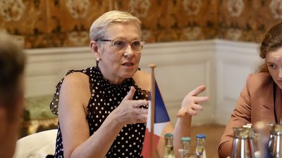 Frankreichs Digitalministerin Anne Le Hénanff sitzt an einem Tisch und spricht.