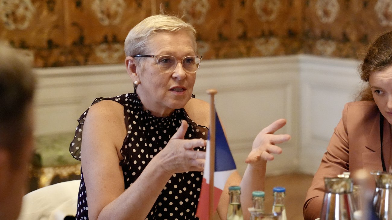 Frankreichs Digitalministerin Anne Le Hénanff sitzt an einem Tisch und spricht.