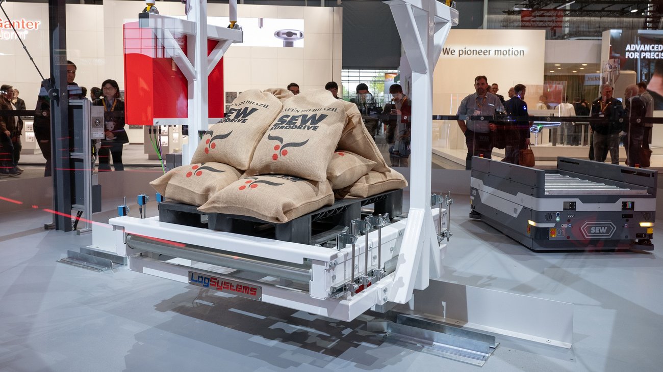 Am Stand von SEW Autodrive wurde eine autonome Logistikanlage präsentiert. 