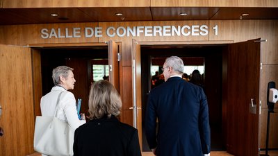 Die französische Digitalministerin Anne Le Hénanff und Karsten Wildberger sind auf dem Weg in den Sitzungssaal.