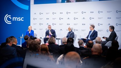 Gesamtansicht Panel mit den fünf Teilnehmenden von weitem und Publikum . 