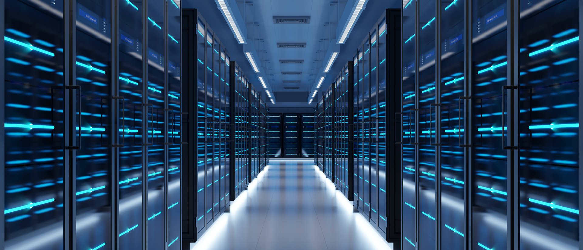 Blick in ein Rechenzentrum: Ein gefliester Flur an dessen Seiten Server stehen. An der Decke befinden sich Belüftungsschächte.