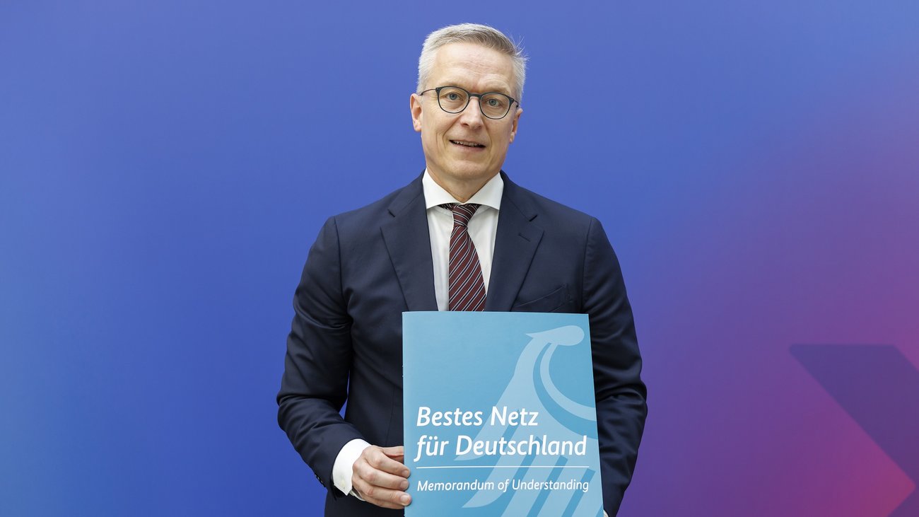 Dr. Karsten Wildberger präsentiert das Memorandum of Understanding „Bestes Netz für Deutschland“.