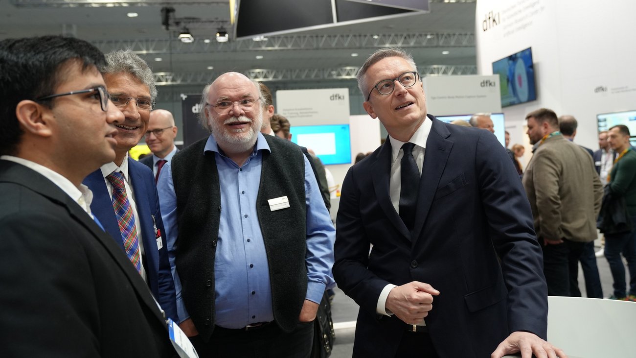 Dr. Wildberger ließ sich die neuesten Innovationen am Stand zeigen.
