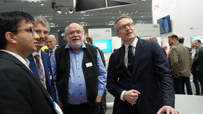 Dr. Wildberger ließ sich die neuesten Innovationen am Stand zeigen.