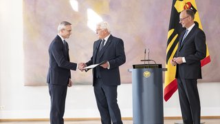 Bundespräsident Steinmeier überreicht Karsten Wildberger die Ernennungsurkunde.